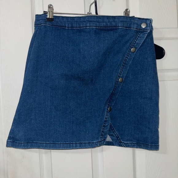 We the Free Notched Diagonal Snap & Wrap Denim Mini Skirt size 10 - Picture 2 of 9